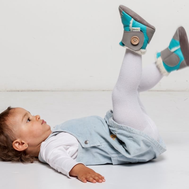Pourquoi mettre des chaussures en cuir souples à bébé ? - Lilinappy