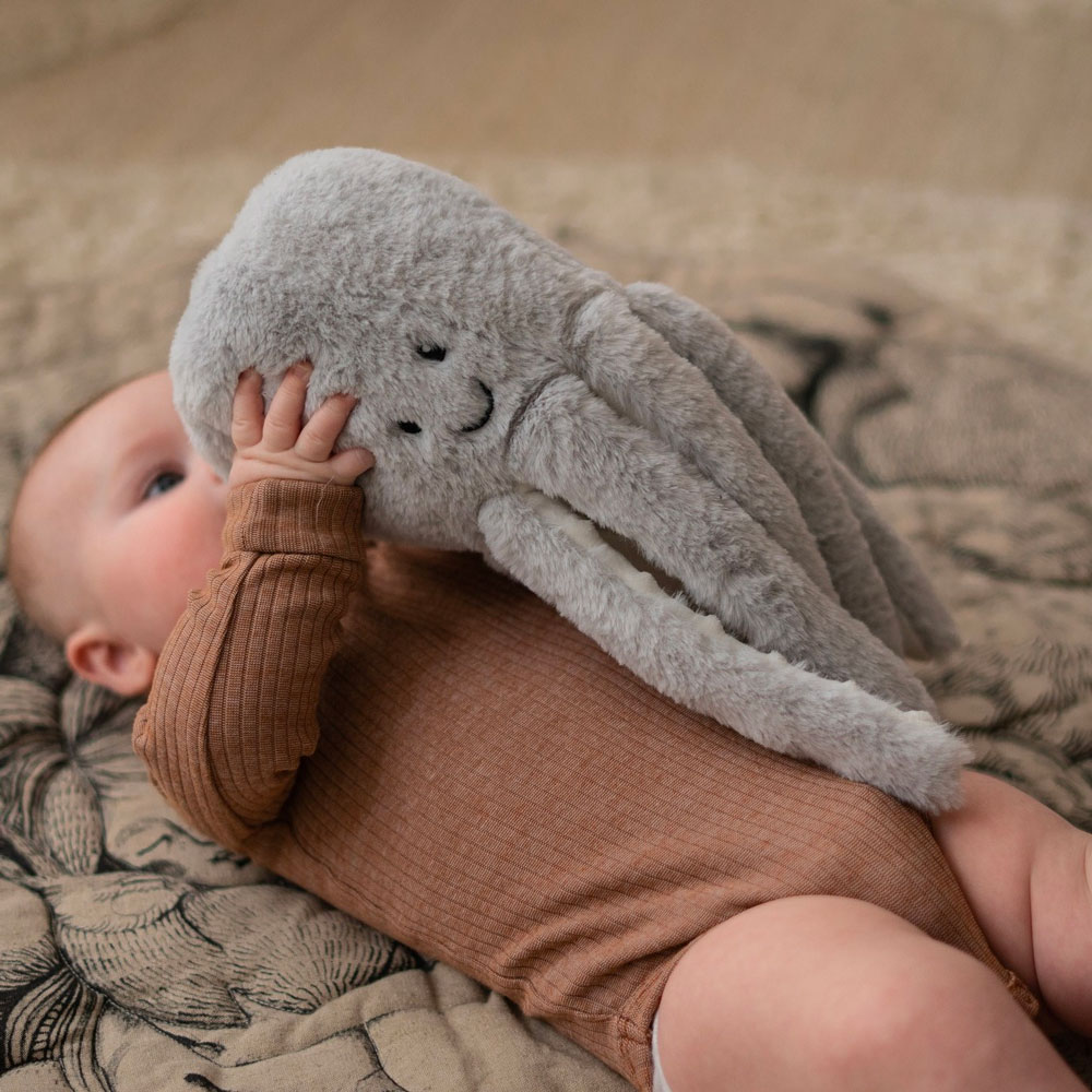 Bruits blancs et emmaillotage pour endormir bébé : la combinaison gagnante