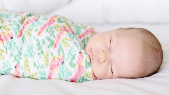 pourquoi emmailloter bébé?